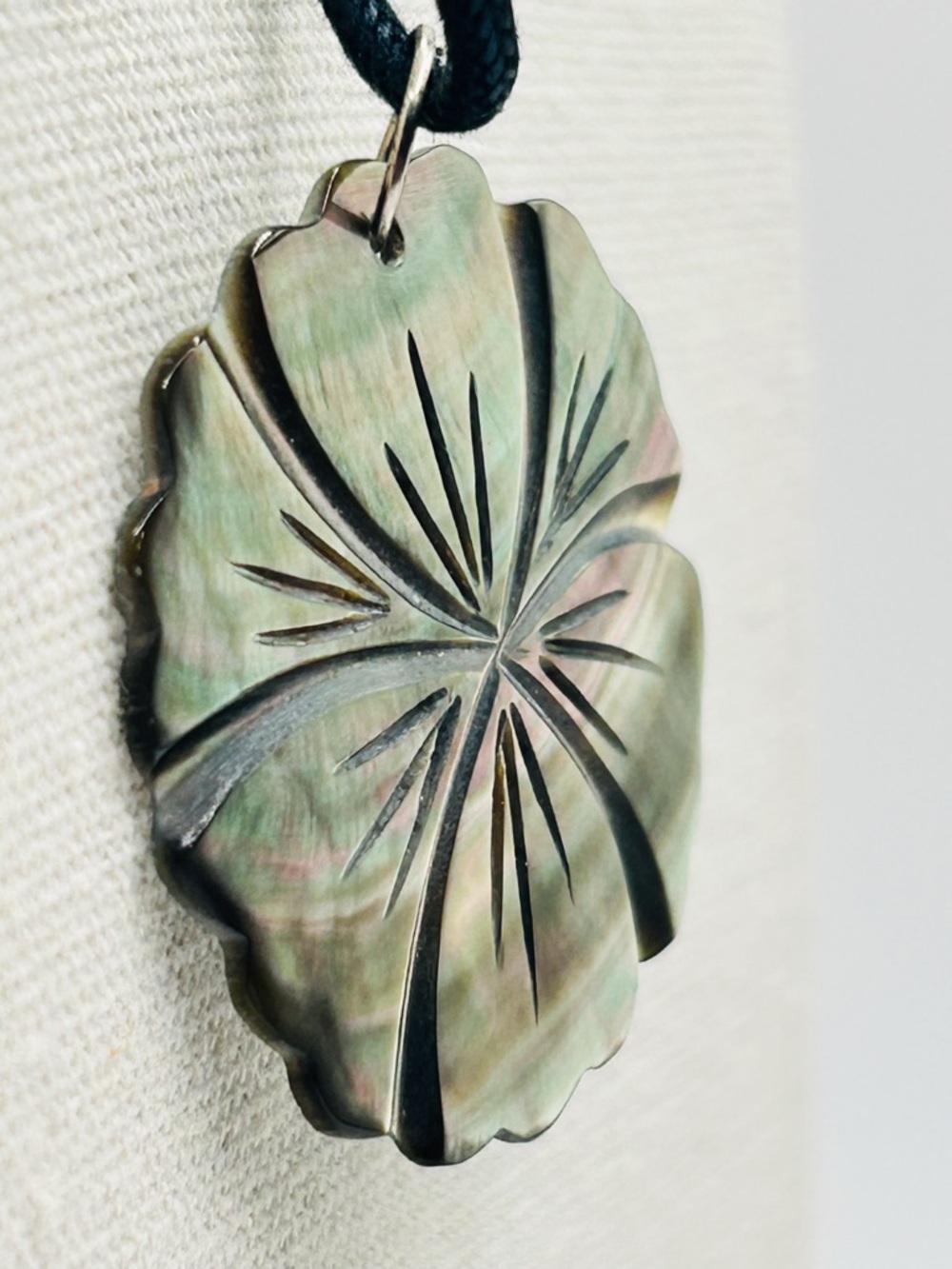 Vintage Carved Iridescent Shell Flower Pendant Necklace - Picture 8 of 14